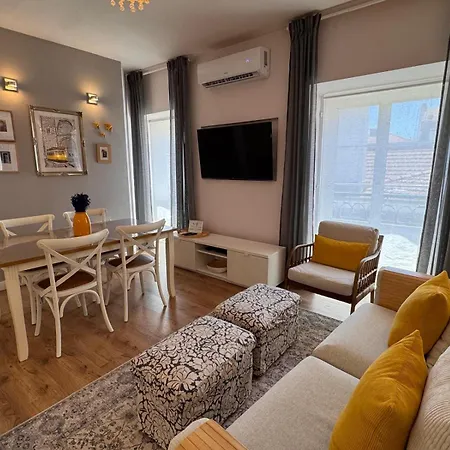 Charming Historic Bairro Alto شقة *